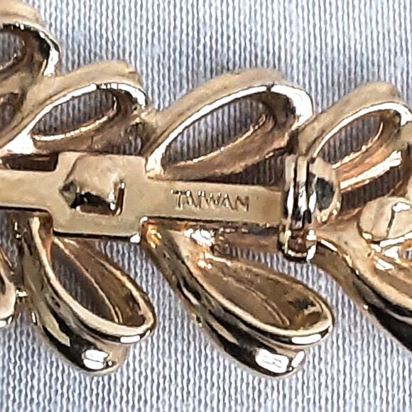 Vintage Taiwan Leaf Brooch Gold Tone Open Work Pattern - Picture 6 of 7